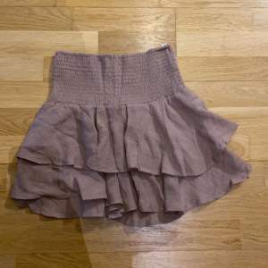 Beige volang kjol som aldrig är använd, skriv privat för fler bilder (den är mer beige än vad bilderna visar)
