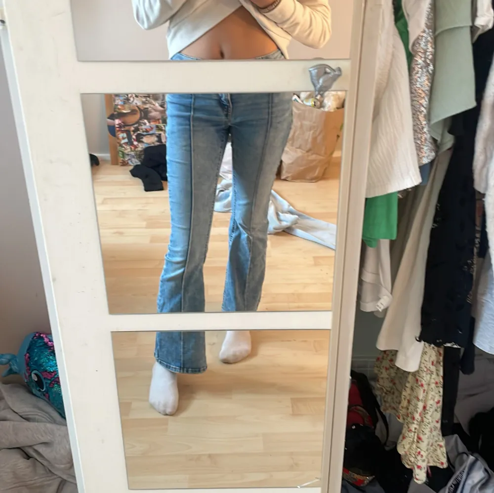 Ett par fina jeans från Lindex❣️❣️säljer för att de är för korta för mig! Jag är 158 och dom passar nästan perfekt fortfarande, lite korta) Jätte fint skick och ordinarie pris är 399!❤️Pris kan diskuteras❤️❤️. Jeans & Byxor.