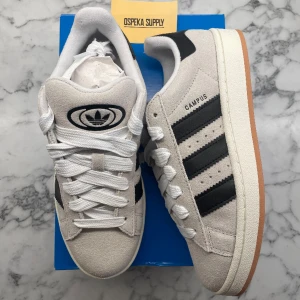 Adidas Campus 00s ”Crystal White” (W) - Helt nya och oanvända Adidas Campus 00s ”Crystal White” (W). Storlek: 40. Pris: 1449.   Skicka ett meddelande vid intresse och frågor. Svarar snabbt!  Mvh, Oscar 