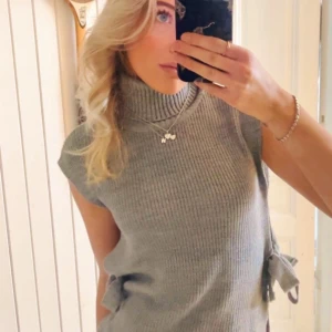 Tröja med knytning  - Fin tröja med knytning