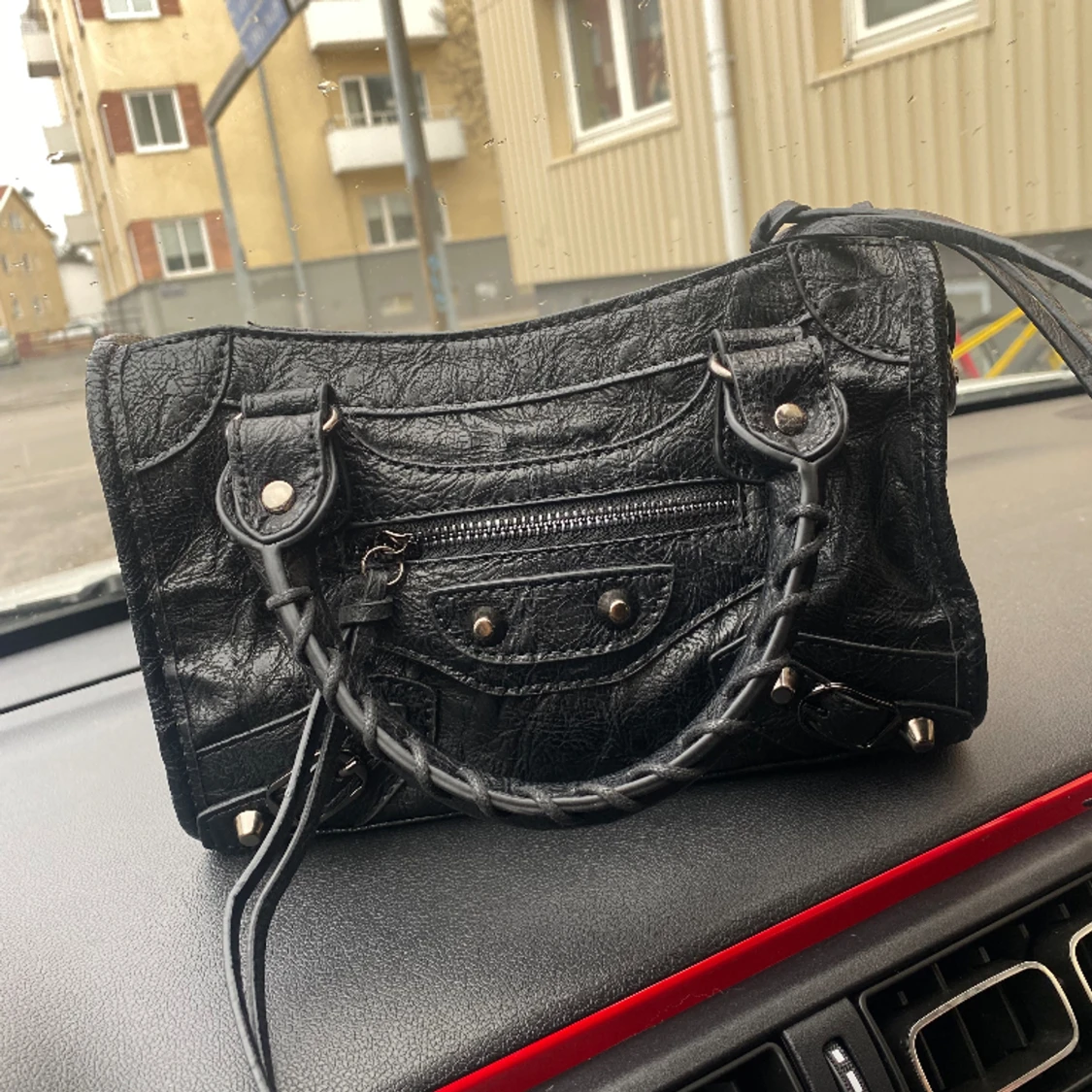 Svart väska  - 91