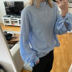 Blus  - Söt blus med knytning i ärmarna 