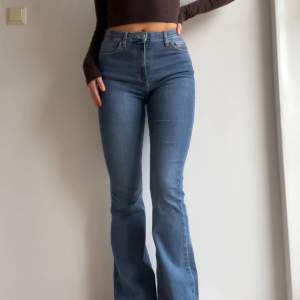 Så snygga och sköna bootcut jeans från Topshop, sparsamt använda och i fint skick utan defekter! 🩵 Jag är 180 cm och brukar ha M/L i kläder för referens 