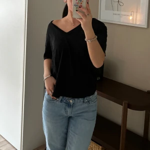 Svart t-shirt - En svart lite oversize t-shirt från Hm. Använt max 3 gånger. 