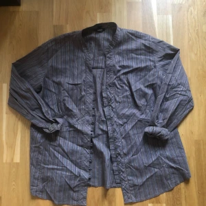 Skjorta - Säljer den här skjortan för att den inte är min stil och kommer aldrig till användning, den ger väldigt mycket 70 tals vibes 