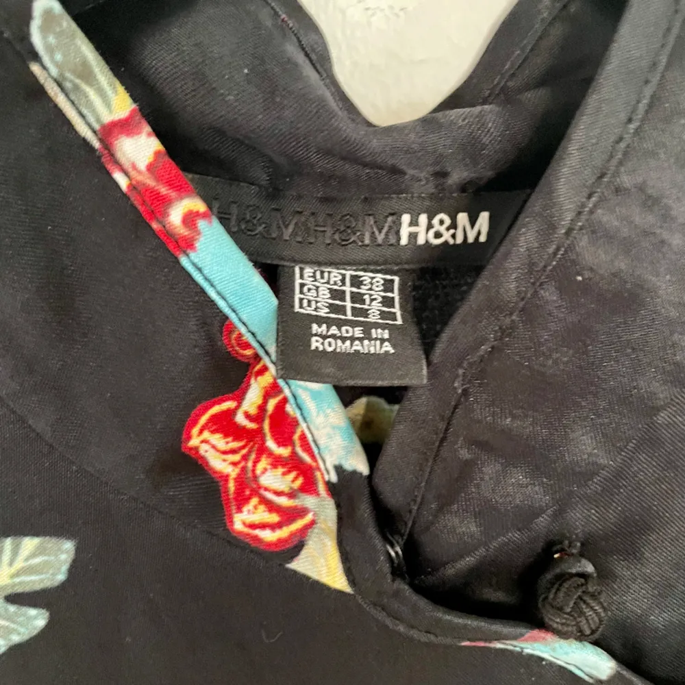 Vacker klänning med japanska mönster av H&M. Storlek 38 EUR (12 GB/8 US), liten i passformen.. Klänningar.