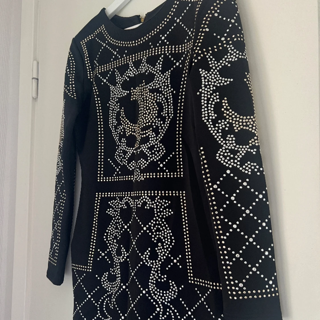 Svart klänning med detaljer  - 90