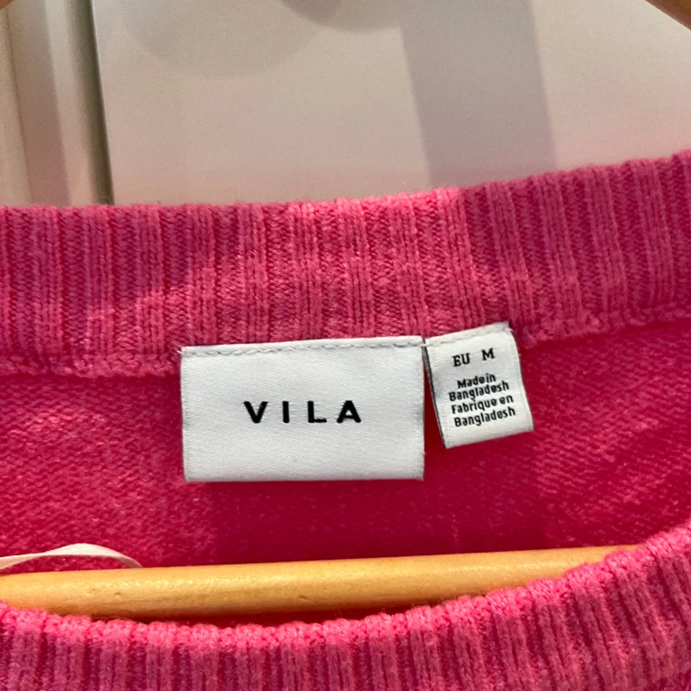 Jättefin och skön rosa stickad tröja från Vila. Knappast använd, köpt för ca 1,5 år sen. Perfekt tröja nu till våren och sommaren  Passar bra på mig som vanligtvis har S-M. Stickat.