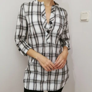 Blus i stl XS/S nyskick - Jättefin blus i storlek XS. Jag är storlek S och på bilderna ser ni hur det ser ut på mig. Material: 100% bomull. Märke: Vero Moda.