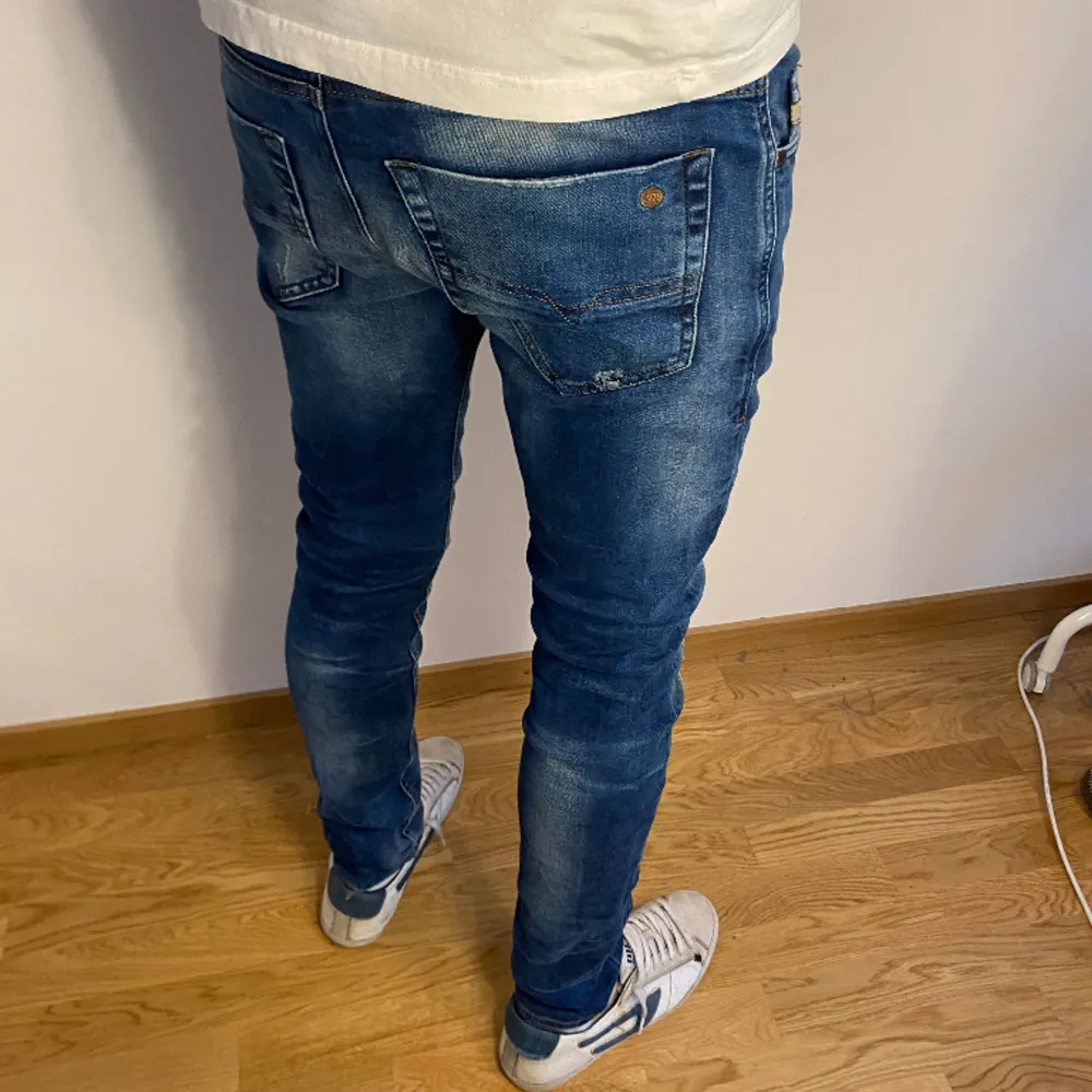 Modell: 186cm  Riktigt snygga Disel jeans till våren!. Jeans & Byxor.