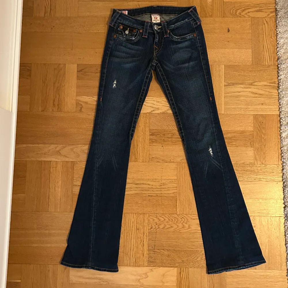 Snygga Äkta true religion Jeans från L.A. är oanvända och i nyskick. Bootcut Jeans med storlek 24, midjemått 35,5 rakt över och innerbenslängd 85. Lågmidjade💕. Jeans & Byxor.