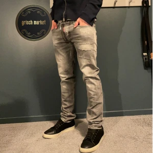 Dsquared2 jeans  - Ett par heta dsquared2 jeans i toppskick | jeansen är slimfit gråa med snygga slitningar | size 48 som sitter W30L32 sitter snyggt på mig som är 183cm och 72kg | nypris ca 6000-7000kr! | kom med frågor och funderingar |