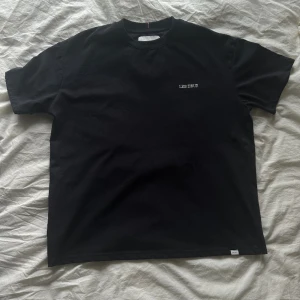 Les deux T-shirt  - Les deux t-shirt i fint skick endast använd fåtal gånger. Storlek M men ganska oversize. Kontakta vid mer frågor. Nypris 549 kr