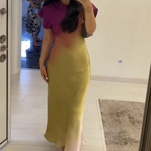 Satinklänning  - Satinklänning från zara. Använd endast 2 gånger. Säljer då den inte kommer till användning längre. Säljes för 300kr