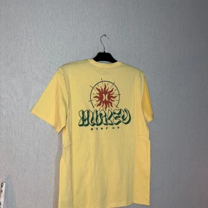 T-shirt -  Helt ny T-shirt från ASOS. Då returtiden har passerat  Ny pris 499