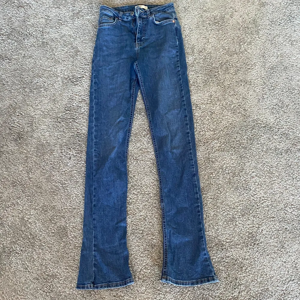 Långa skinny (utsvänga längst ner) jeans. Passar mig som vanligtvis har stl 34/36 Säljer då dom inte kommer till användning. Fler bilder skickas vid intresse!🤗 (priset är + frakt). Jeans & Byxor.