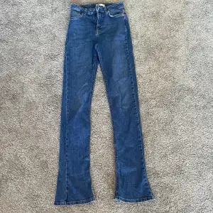Långa skinny (utsvänga längst ner) jeans. Passar mig som vanligtvis har stl 34/36 Säljer då dom inte kommer till användning. Fler bilder skickas vid intresse!🤗 (priset är + frakt)
