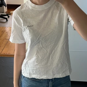 T shirt - T shirt med trycket Smile, aldrig använd och super snygg t shirt. Kontakta för mer bilder och info!