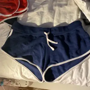 Blåa shorts ifrån H&M storlek M