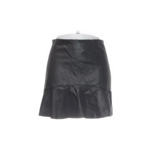 Jättesnygg läder/skin kjol från mango  - Svart volang kjol från mango! Helt ny med prislapp kvar!! Storlek 34! 