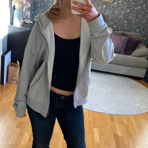Grå zipup😍 - Fin och mysig zipup från even&odd💕 St M men passar s oxå beroende på hur man vill den ska passa. Hör av er vid frågor, pris kan diskuteras💕