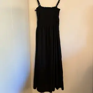 enkel svart klänning, vet inte vad det är för storlek för lappen är bortklippt men skulle gissa på S/M