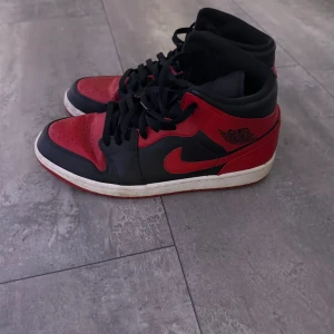 Jordan 1 Mid Banned  - Jordan 1 Mid Banned (2020)  Storlek 44,5