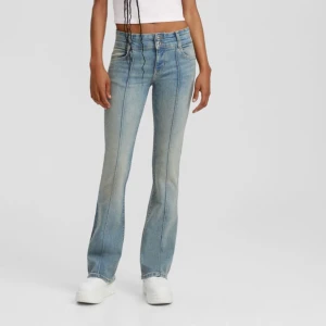 Bershka low bootcut jeans  - Populära jeans från bershka i storlek 32, skada på bild nummer 2 men bara att sy eller limma (hålet syns inte) skriv för fler bilder 