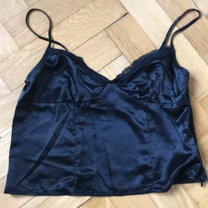 Satinlinne  - Gulligt linne med spetskant och rosett, säljer eftersom ja bara använt den ca två gånger. 