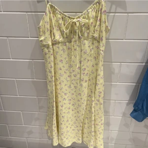 Silkes klänning  - Klänning från Zara i silkes material, köpt för 2 år sen, använd fåtal gånger. Storlek M men passar även S! Banden är justerbara och det är en dragkedja på sidan!💛Nypris 400kr