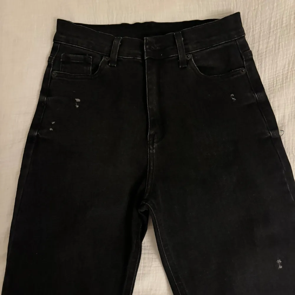 Ett par svarta bootcut jeans som är stretchiga och sköna. Använt ett par fåtal gånger. . Farkut & Housut.
