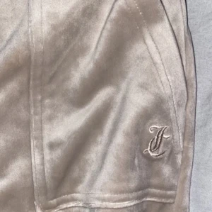 Juicy Couture byxor - Juicy couture byxor som aldrig används då de inte passar min smak. Det är storlek xs men känns som s eller m då de är stretchiga. Originalpriset låg på 1199kr+frakt men jag säljer de för 500 men ingen frakt. Det är nya, så lapparna sitter kvar.
