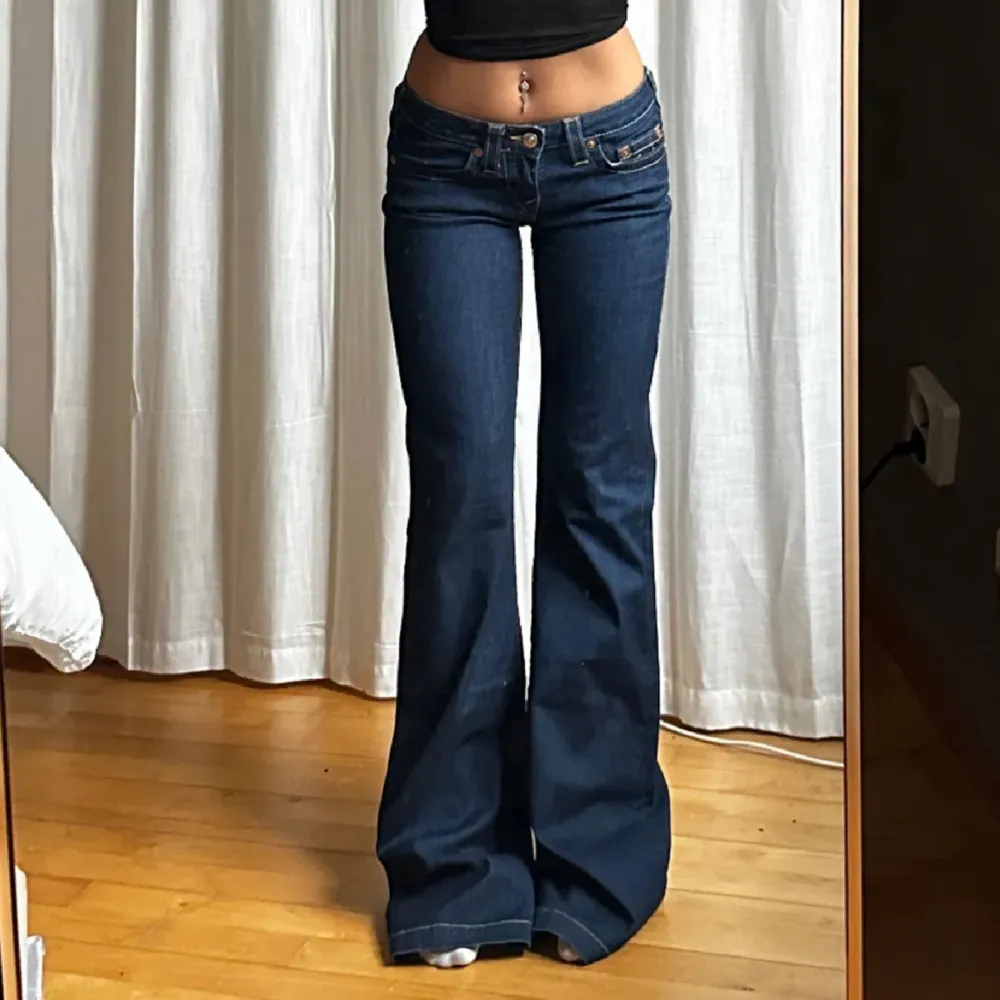 Lågmidjade bell bottom Trueys💞Midja 38 innerben 92, jag är 169 och de är för långa på mig där av säljer jag (inte mina bilder)💓Ny skick, inga tecken alls på användning (Vid fort köp sänkes till 900kr). Jeans & Byxor.