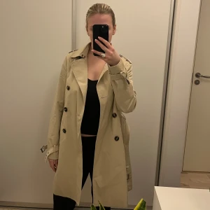Trenchcoat  - En snygg trenchcoat, nyskick💗 storlek 36