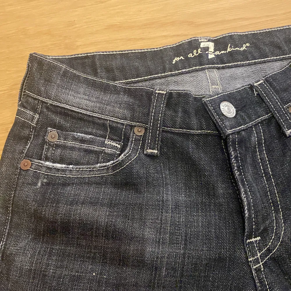 Low waisted bootcut vintage jeans i storlek w26, för liten i storlek men väl använd, inga defekter💙 Orginal pris 1350kr. Midjemått raktöver-38 Innerbenslängd-75. Jeans & Byxor.