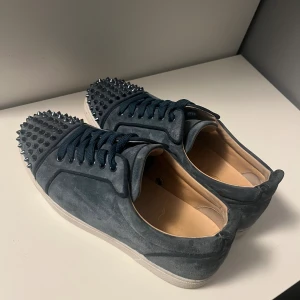 Christian Louboutin skor  - Säljer nu mina Louboutins då dem inte kommer till användning. Skorna är i en sällsynt och snygg färg. skorna är i skick 9/10 saknar defekter. Det som ingår är box, extra nitar, två dustbags och extra snören. Bara höra av dig vid minsta fråga.