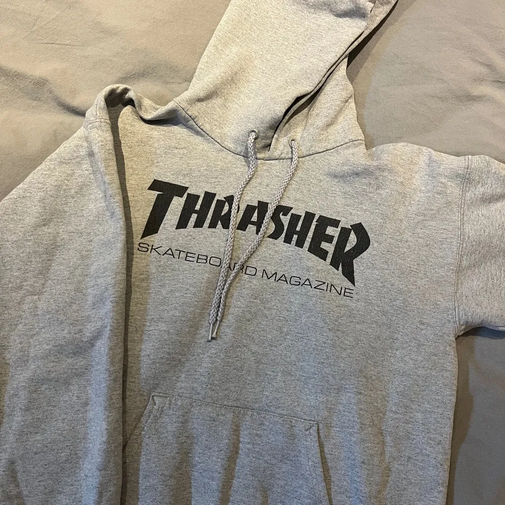 Hej, säljer nu min gråa thrasher hoodie då den inte kommer till användning. Inga hål eller fläckar och priset kan diskuteras!⭐️. Hoodies.