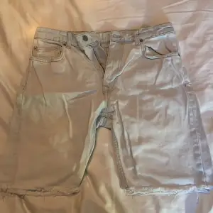 Denimshorts från zara i storleken 38. Ljusblåa och i bra skick