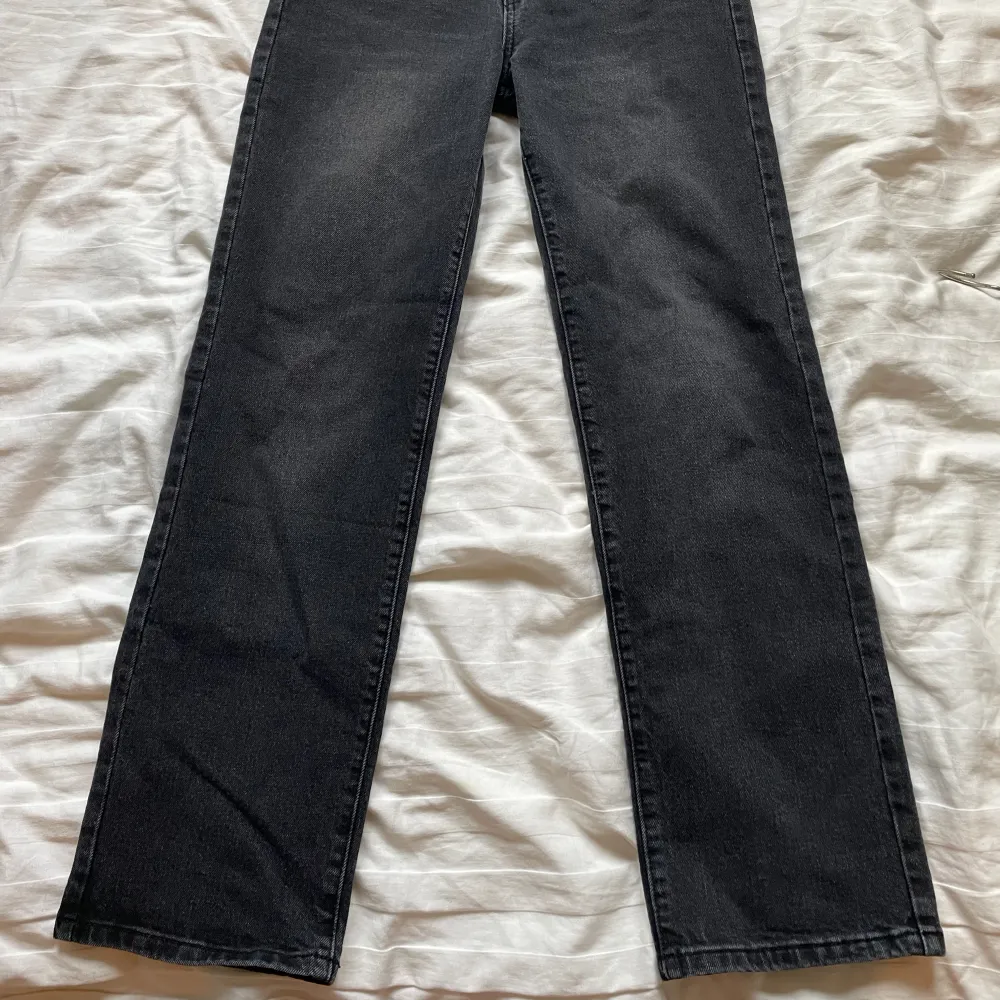 Super snygga jeans i en svart lite lätt washed färg. Super snygga och sköna, straight leg modell. Sitter perfekt i längden på mig som är 164cm 🥰. Jeans & Byxor.