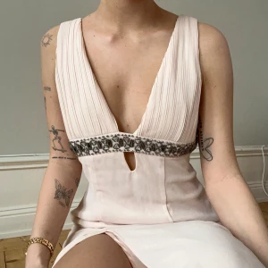 Balklänning  - Säljer denna superfina balklänning/aftonklänning åt en vän! Jag på bilden är 162cm och bär klackar! 💞 Inga defekter eller liknande 