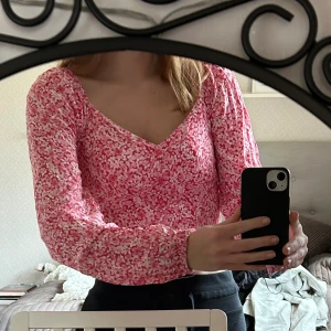 Topp - Blommig rosa topp från new yorker, perfekt nu till sommaren. Storlek XS, använd 1 gång. Inga defekter.