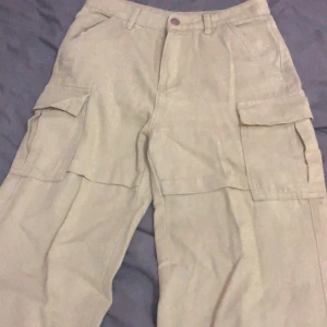 Cargos - Jeans i storlek xs men passar S med . Köpta men använda en gång. Köptes för 250 men säljer för 150 då jag rensar.