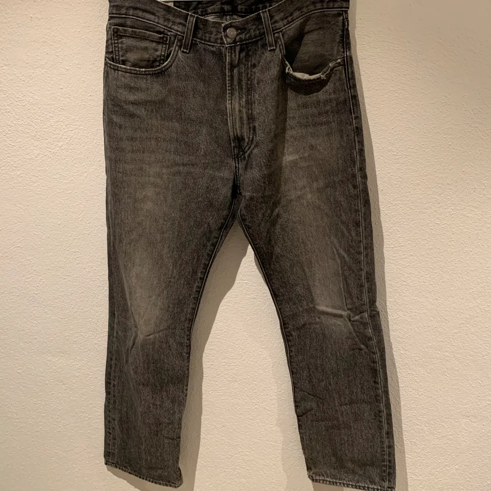 Levis Jeans i storlek 32/34 av modellen 551 Z straight fit Defekter förekommer vid båda fållarna och fickorna där det har slitits. Annars inga andra defekter Kan mötas upp i Stockholm . Jeans & Byxor.