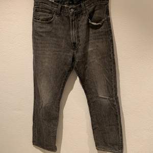 Levis Jeans i storlek 32/34 av modellen 551 Z straight fit Defekter förekommer vid båda fållarna och fickorna där det har slitits. Annars inga andra defekter Kan mötas upp i Stockholm 