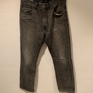 Levis Jeans - Levis Jeans i storlek 32/34 av modellen 551 Z straight fit Defekter förekommer vid båda fållarna och fickorna där det har slitits. Annars inga andra defekter Kan mötas upp i Stockholm 