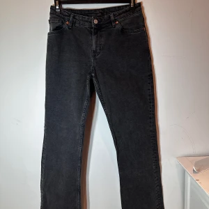 Snygga svarta bootcut jeans - Riktigt snygga, passade inte min kroppsform (stora vader), använda några gånger men inget vidare slitage bortsett från lite urtvättade, storlek 38 (29) men går på 40 också, från monki