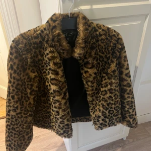 Leopard mönstrad päls jacka  - En jacka från zara som inte finns att köpa längre💞