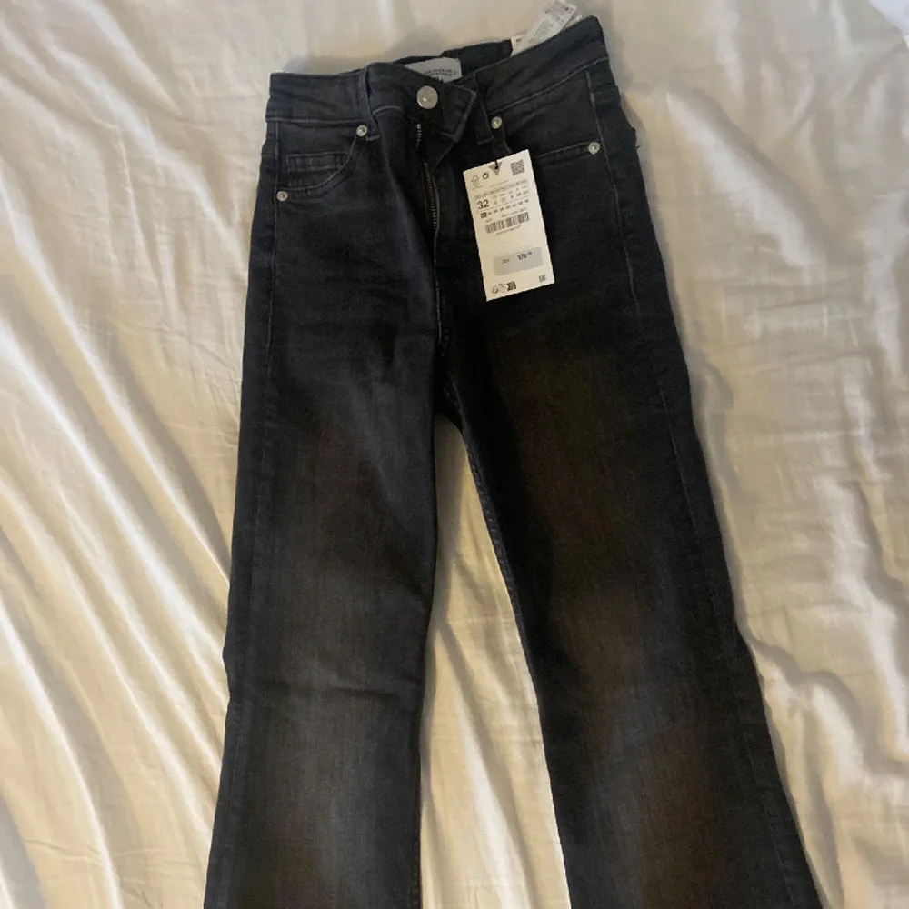 Säljer dessa mid Rise bootcut jeans. De är avklippta längst ner, innerbenet längden är 78. Annars är de helt nya med prislappen kvar. Jeans & Byxor.