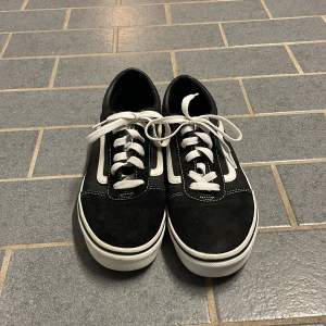 Vans i storlek 38. Använda någon enstaka gång. Inga  tecken på användning och är i nyskick. 