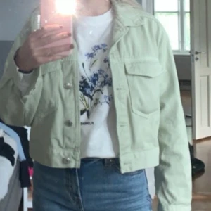Jeans jacka  - Säljer mina jeans jacka från Gina Tricot som tyvärr blivit för liten. Färgen är mintgrön. Sparsamt använd och fint skick! 